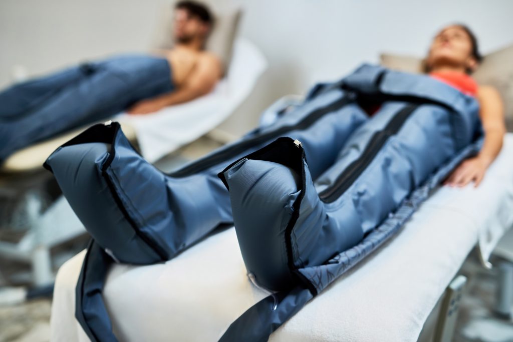 2 client en pleine séance de pressotherapie